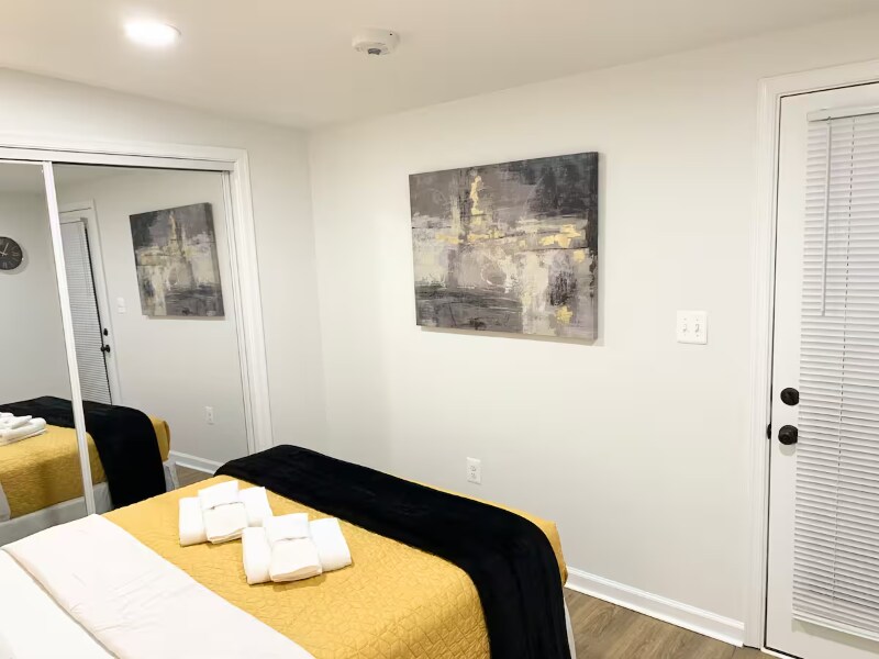 Building Photo - 1600 S Charles St