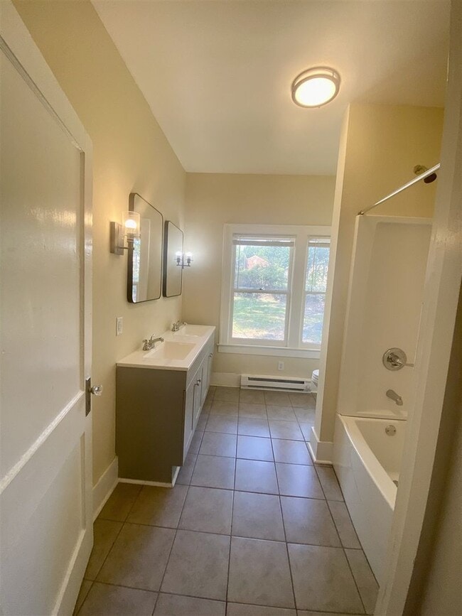 Building Photo - Restored 3 br 2 ba Craftsman style Home fo...