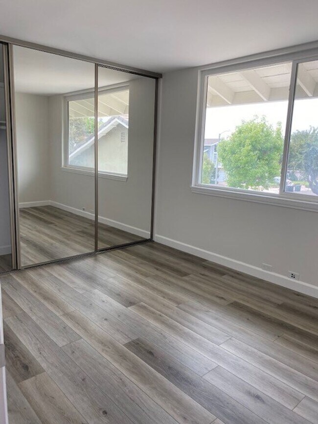 Building Photo - Welcome to this beautiful 4 bedroom home in the highly desirable "Port Streets" of Newport Beach