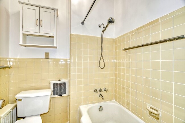 Building Photo - 987 East Ave