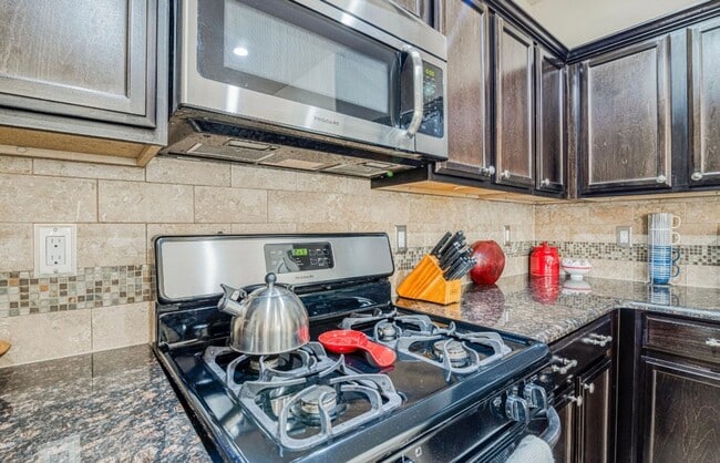 Building Photo - Westside area for Short or Long Term Rental (Completely Furnished) Beautiful 3 bed/2.5 baths plus...