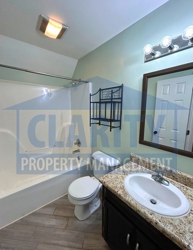 Building Photo - 3 bedroom home w/ fenced in backyard!