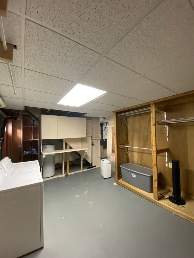 Building Photo - 1931 Fairwood Ln