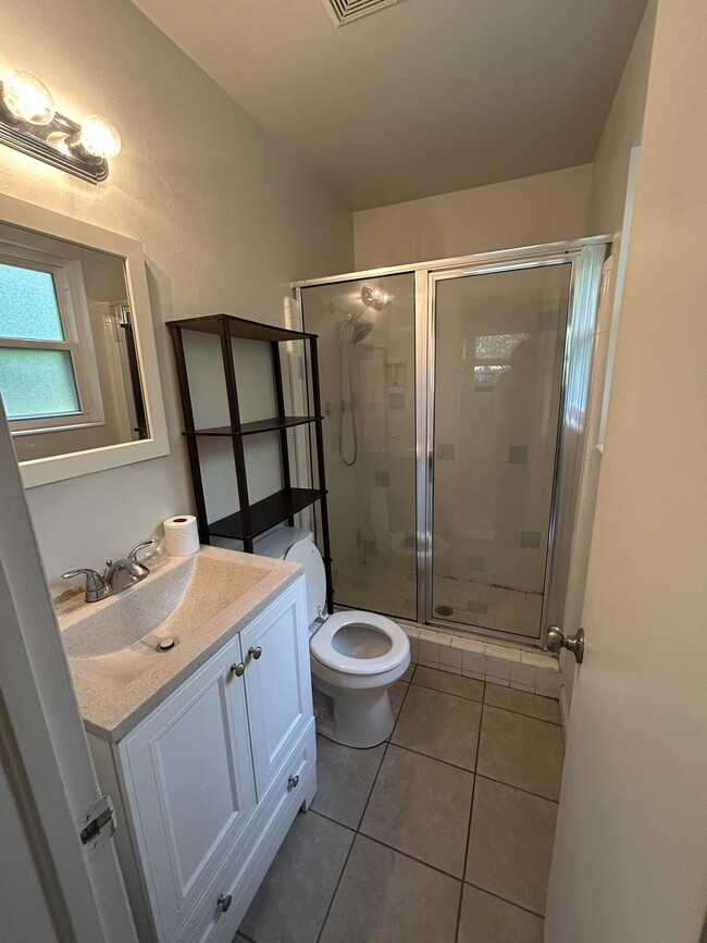 Building Photo - 811 Bahama Dr