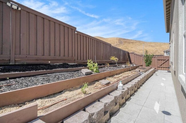 Building Photo - 31 Cortina Dr