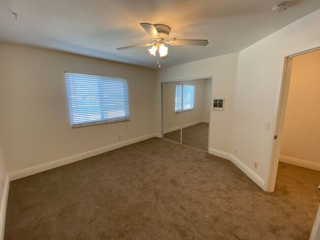 Building Photo - Quiet IB Townhome for Rent!