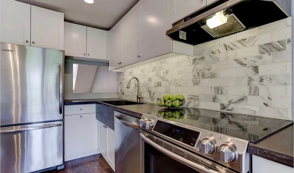 Building Photo - 2201 Pearl St