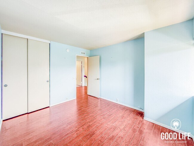 Building Photo - Bright 3B/2BA Condo in La Jolla with Spacious Kitchen and Dual Vanity Primary Bath