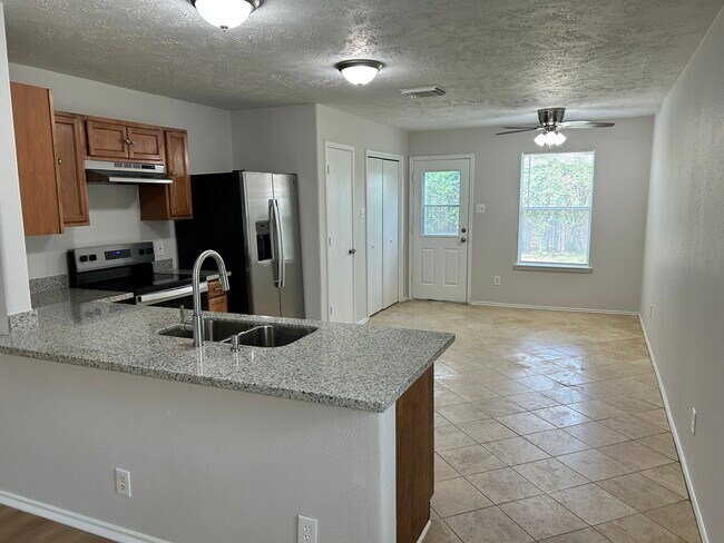 Building Photo - Beautifully Renovated 1-Story Near The Woo...