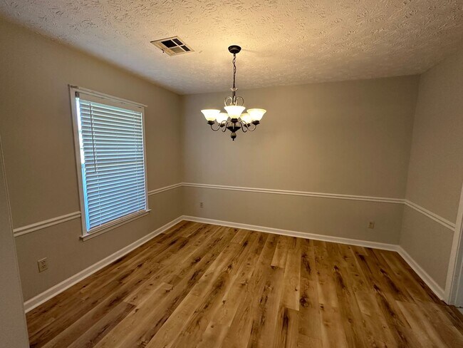 Building Photo - Beautiful home with everything you could want