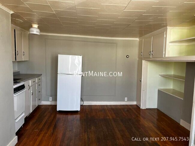 Building Photo - 200 Center St