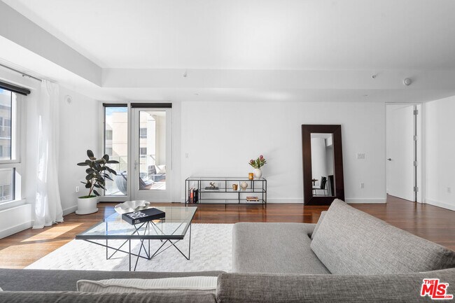 Building Photo - 6250 Hollywood Blvd