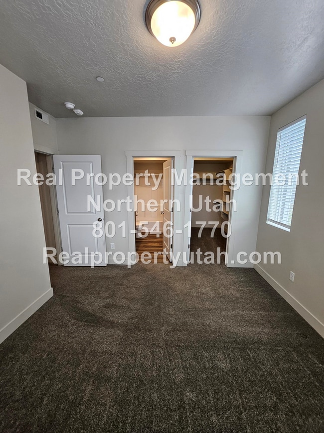 Building Photo - 2 Bedroom 2 Bath Top Level Apartment Avail...