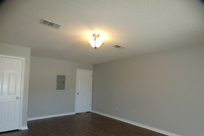 Building Photo - 4-Bedroom Home On Cul-De-Sac