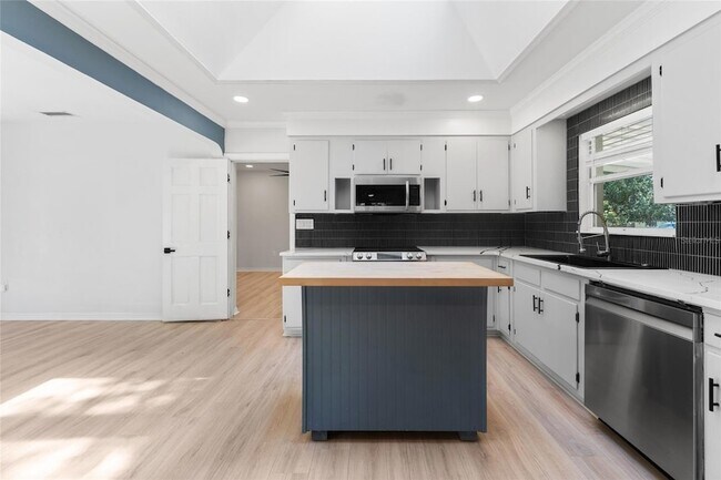 Building Photo - 4939 Woodland Dr