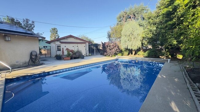 Building Photo - 403 S Lupin Ln