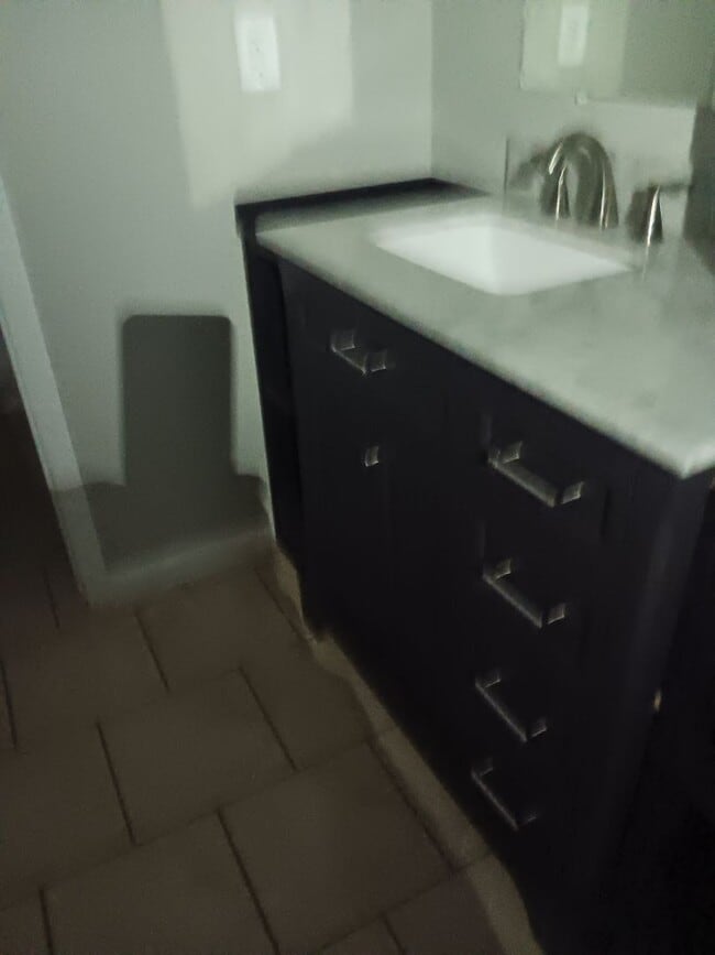 Building Photo - Spacious 3-bedroom, 1.5-bath townhome available