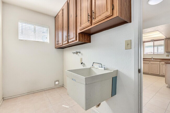 Building Photo - 1432 S Oracle