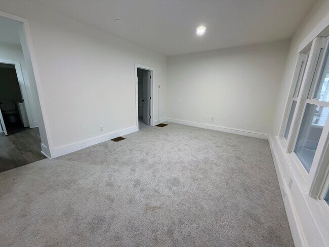 Building Photo - Newly renovated 3-bedroom, 1.5-bath home in Cleveland