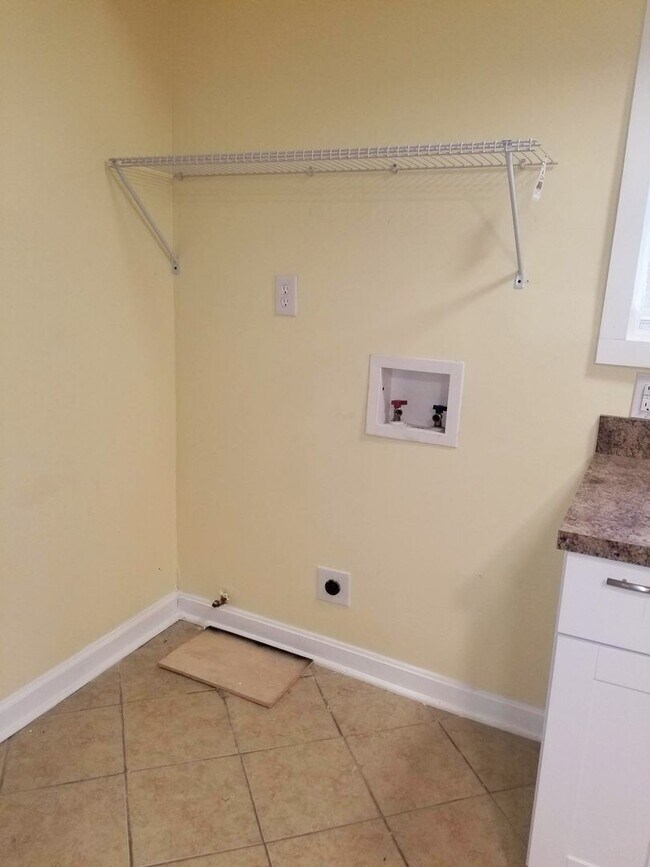 Building Photo - Historic 2 BR House Near Downtown! Bonus Room, Dining Area, W/D Hookups, on Corner Lot