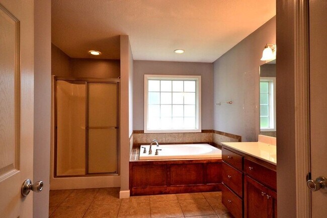 Building Photo - Spacious 3-Bedroom Home with Modern Amenities in Valdosta! Fenced in Backyard!