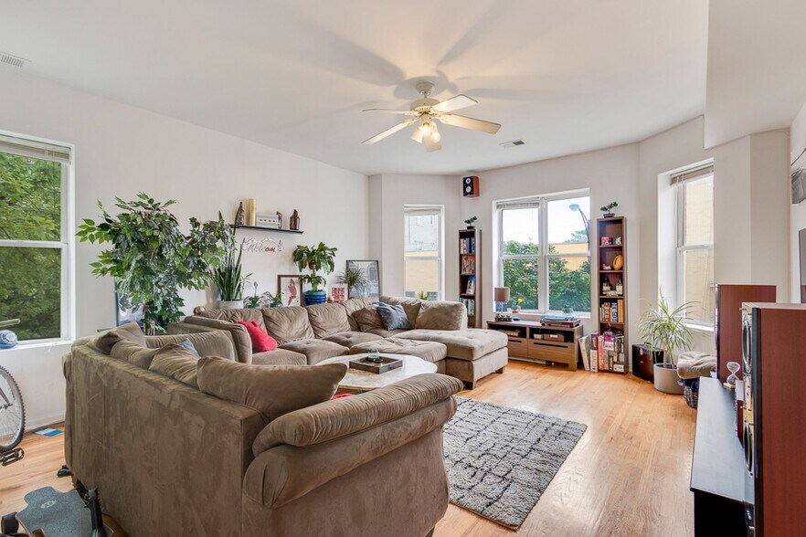 Building Photo - 1034 N Damen Ave