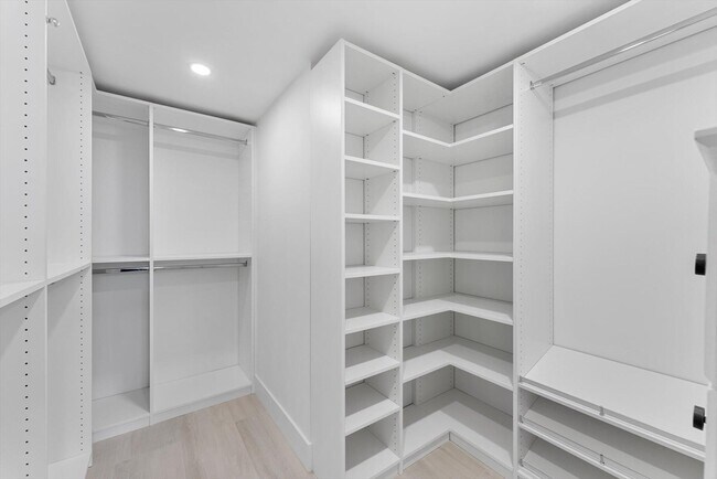 Building Photo - 1013 Bel Air Dr