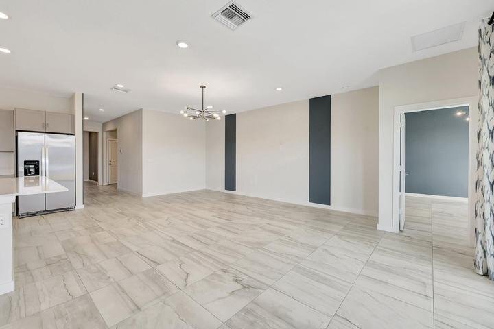 Building Photo - 6007 SE Sky Blue Cir