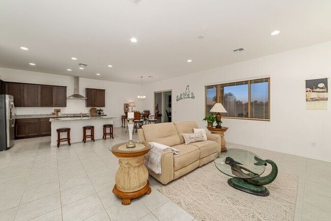 Building Photo - Beautiful home in Gated Dove Mountain Comm...