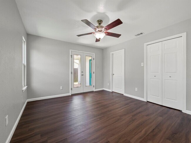Building Photo - 1002 Cresswell Dr