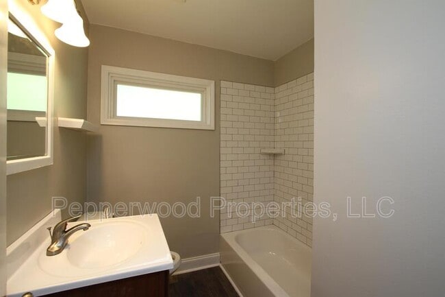 Building Photo - 115 1st Ave