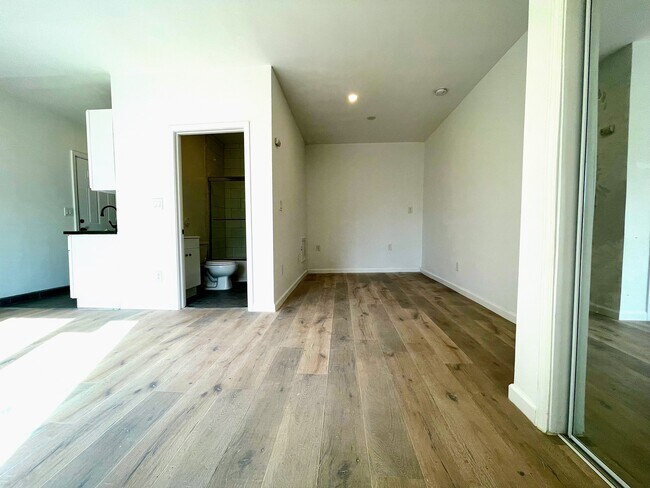 Building Photo - 5700 Vanalden Ave