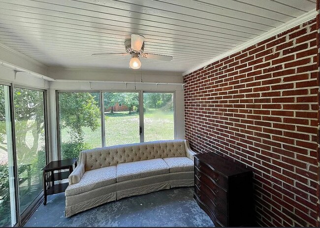Building Photo - 803 S St Claire Dr