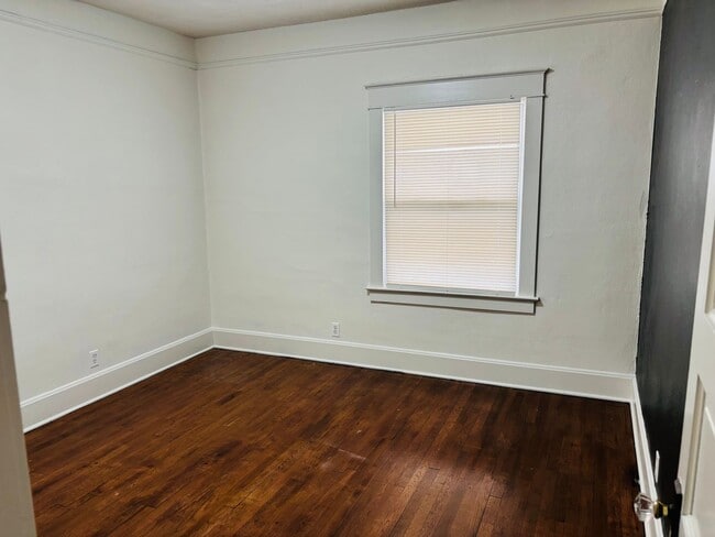 Building Photo - Charming 3 Bedroom Single-Family