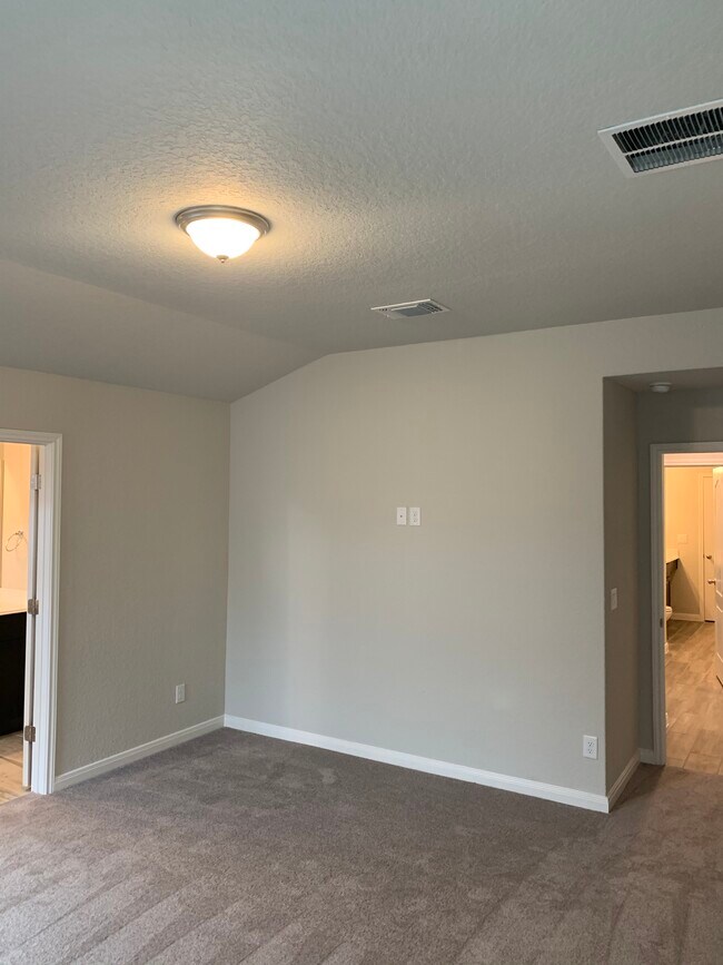 Building Photo - 525 Sentry Valley St