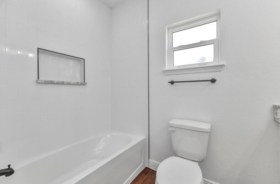 Building Photo - 419 Carmalita St