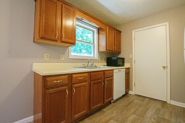 Building Photo - Three Bedroom on Tree Line Lot!