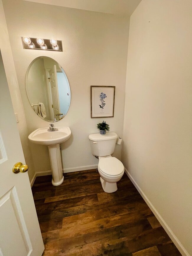 Building Photo - Townhome -2 bed 2.5 bath + bonus area