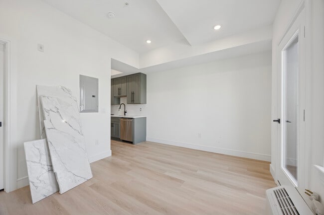 Building Photo - 2560 Jasper St,