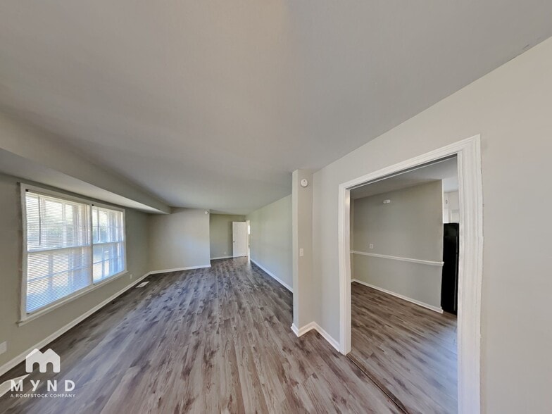 Building Photo - 6220 Leslie Dr