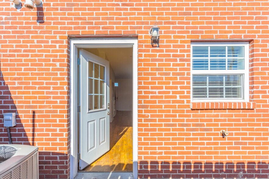 Building Photo - 274 Trunk St NE