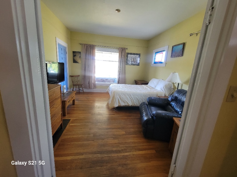 Building Photo - 700 W 13th St