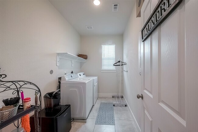 Building Photo - 1726 Summerlyn Ter Dr