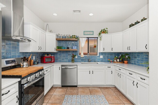 Building Photo - 10213 S Del Rey Dr