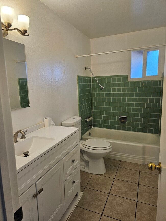 Building Photo - 739 W Padre Kino Dr