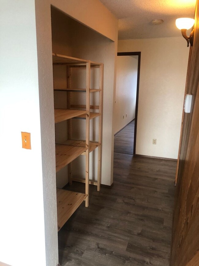 Building Photo - 2 Bed/1 Bath, 1000 SqFt, Utilities Pd, Fir...