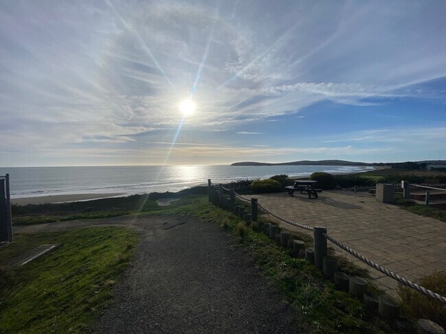 Building Photo - Stunning Home with Breathtaking Golf Cours...