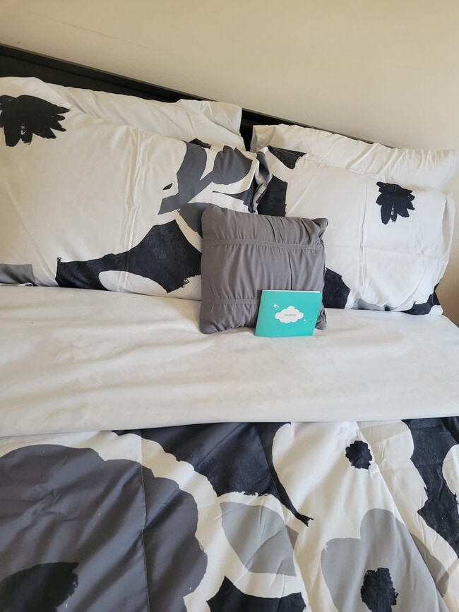 Building Photo - 305 Humble Rd