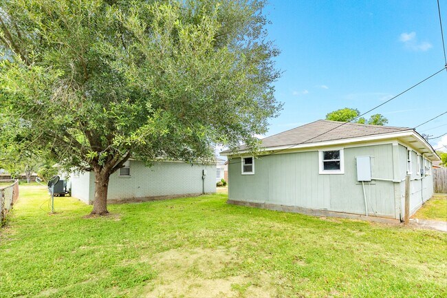 Building Photo - 103 Honeysuckle St