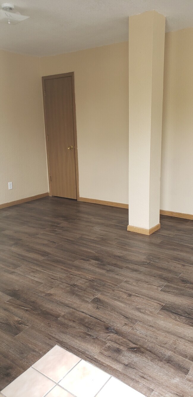 Building Photo - 103 N 6th St